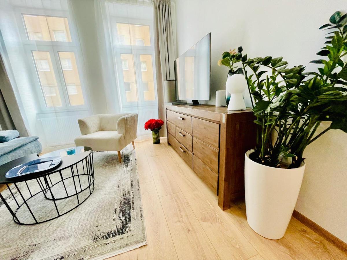 Colorful & Quiet In Beautiful Viennese Building Appartement